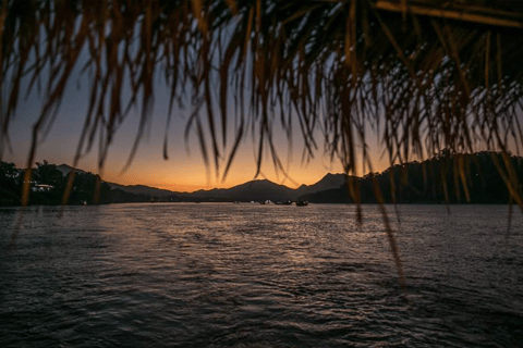 Luang Prabang: Mekong River Sunset Cruise with Snacks