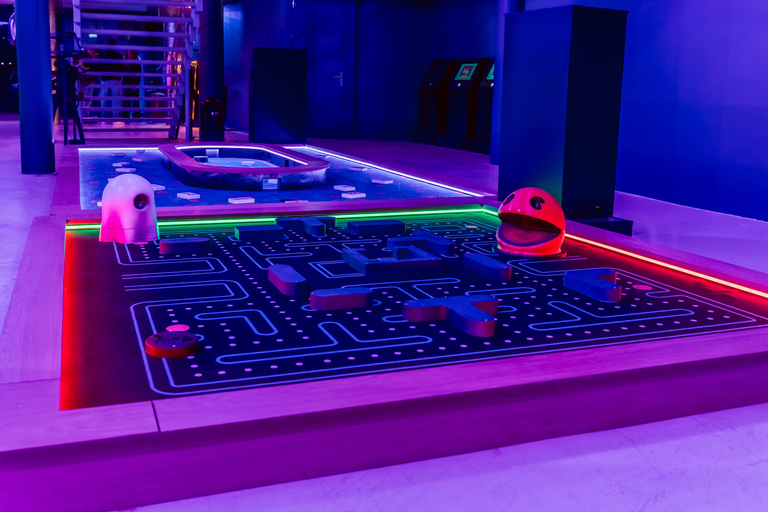 Cologne: Adventure Minigolf – Interactive tour through movie sets!