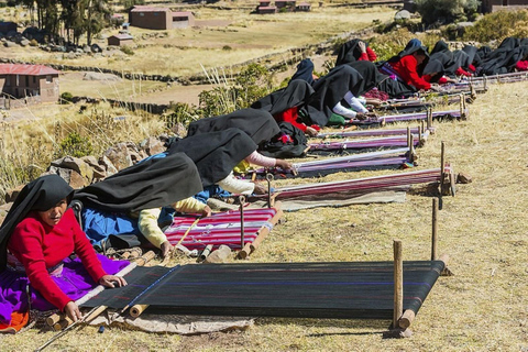 Ab Puno: Ganztagestour zu den Uros und Taquile-Inseln