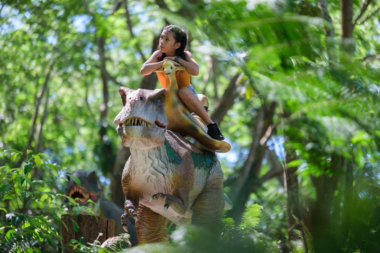 Nadi: Zipline, Waterfalls, and Jungle Safari Tour with Lunch