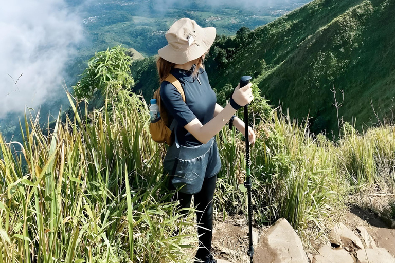 Yogyakarta: escursione guidata al Monte Andong con trasportoYogyakarta: Escursione guidata sul Monte Andong con trasporto incluso