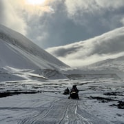 Svalbard : exploration d'une grotte de glace en motoneige