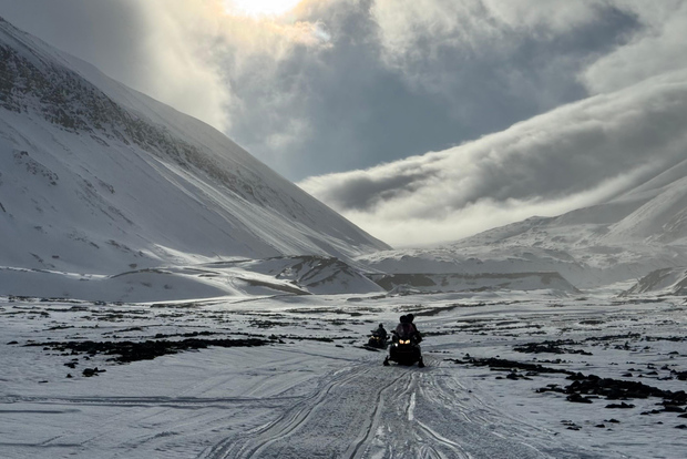 Spitzbergen: Erkunde die Eishöhle mit dem Schneemobil