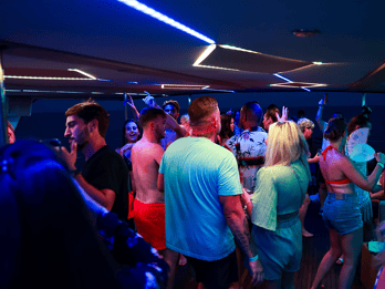 Protaras: 80- og 90-talls Sunset Cruise med kypriotisk middag og DJ