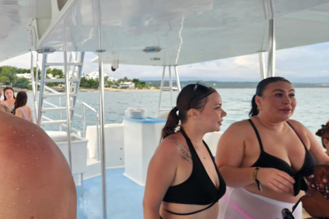 Puerto Plata: Party Catamaran to Sosua Bay Puerto Plata: Party Boat Catamaran to Sosua Bay