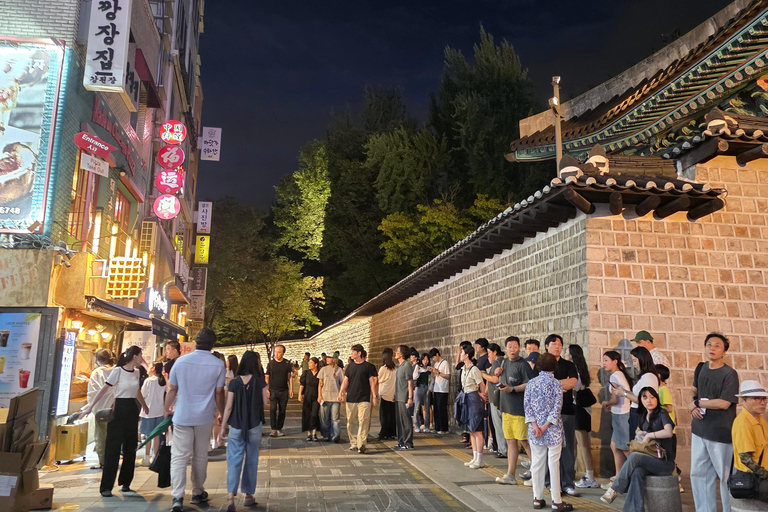 Seoul: Deoksugung Palace Night Tour with Guide