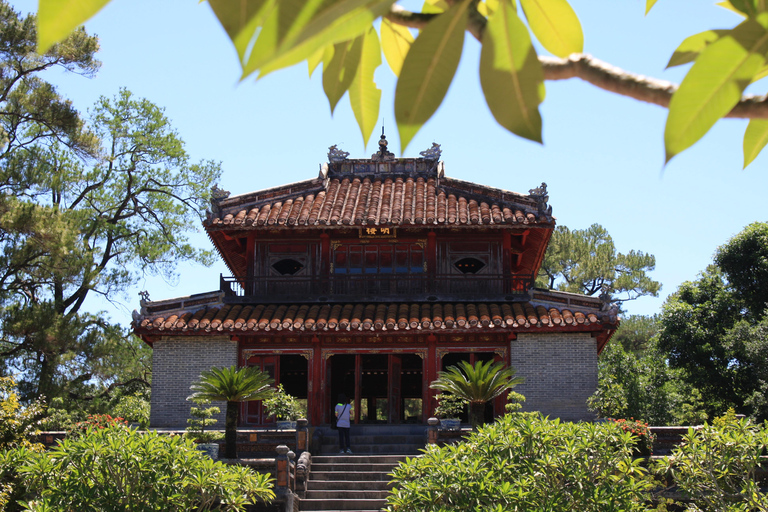 Hue: Cruise op de Parfumrivier met Thien Mu Pagode en Tomben