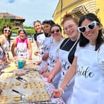 Bologna: preparazione della pasta bolognese tradizionale con pasto