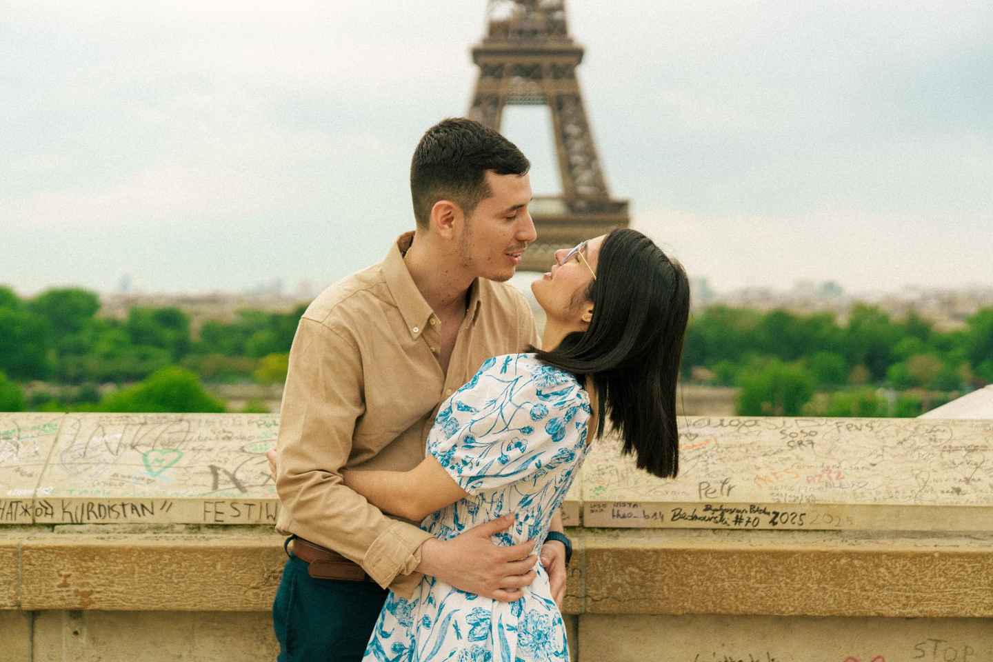 Paris: Eiffel Tower Vintage Photoshoot