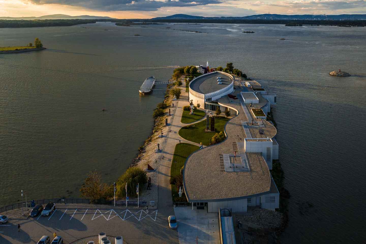 Bratislava-Čunovo-Bratislava: Danubiana Modern Art