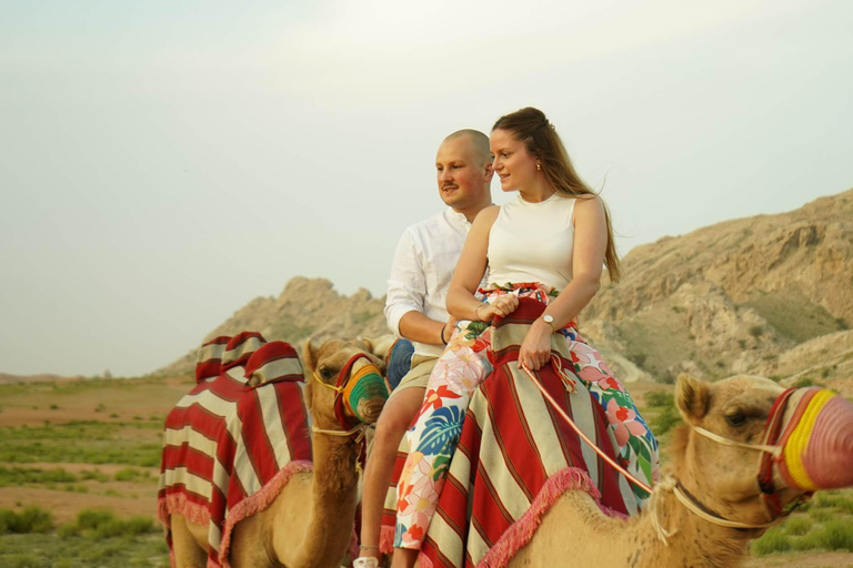 Från Dubai: Privat middag i sanddynerna i MleihaPrivat middag i sanddynerna för 4 gäster