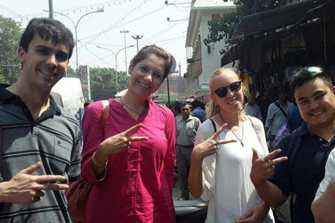 Journée complète de visite guidée de Varanasi en voiture climatisée avec un guide local