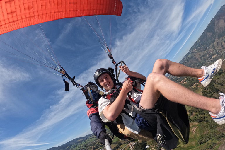 Parapente em Medellín: Serviço GoPro gratuito.Medellín: Parapente em tandem com vídeo e fotos GoPro