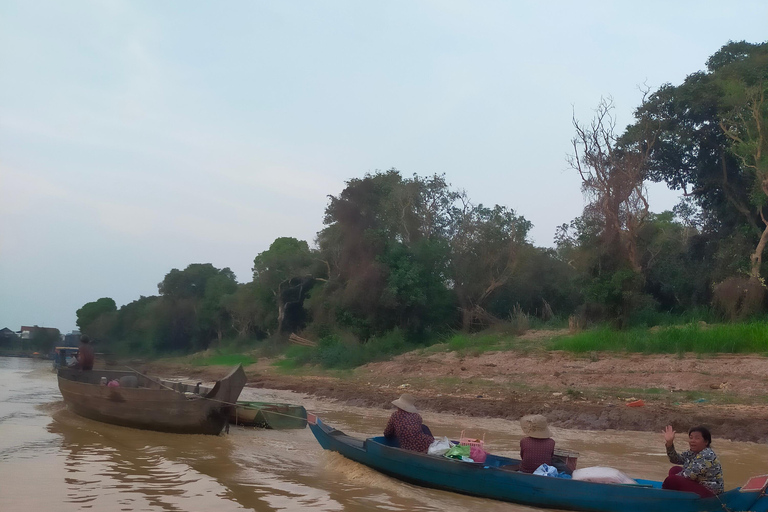 Atardecer en el Pueblo Flotante del Lago Gigante