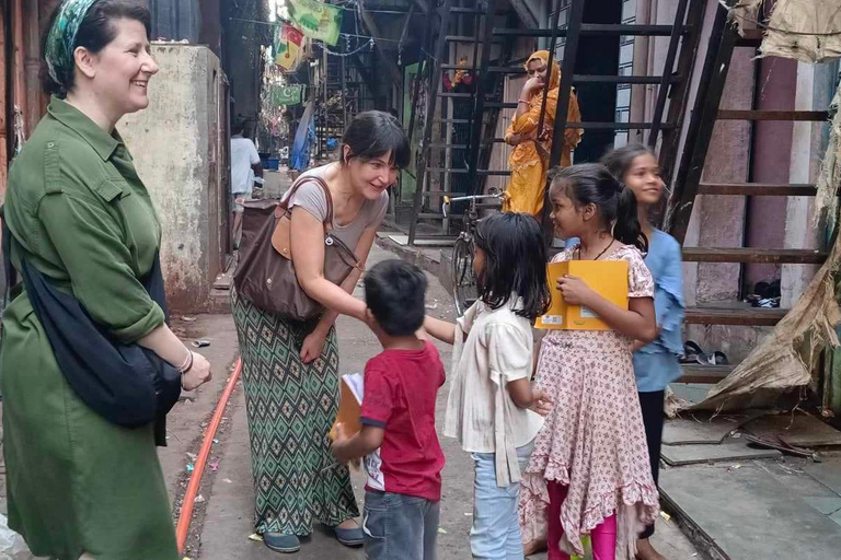 Mumbai: Visita a los barrios bajos de Dharavi Grupo reducido de Local-Support LocalPaseo por la barriada de Dharavi de la mano de un lugareño