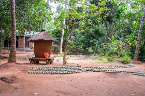 Kandy: Tuk-Tuk Tour with Batik Workshop and Spice Garden