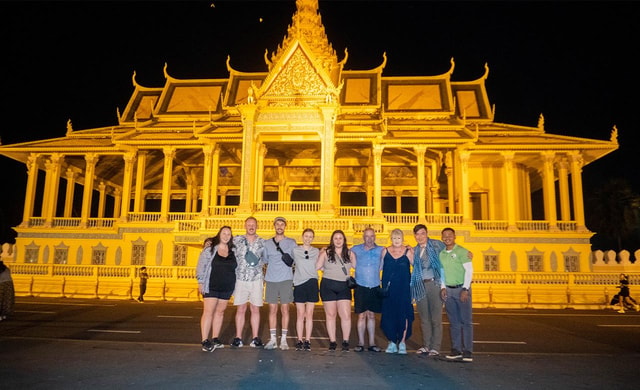 Phnom Penh: Evening City Highlight Tour with Sunset Cruise