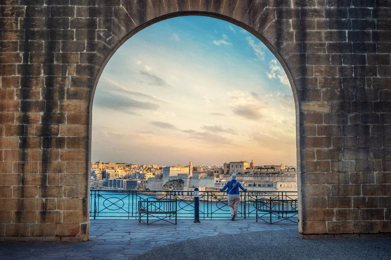 Valletta: Private Photoshoot in Old Town, Harbour & Gardens Standard: 20 photos | 30 mins