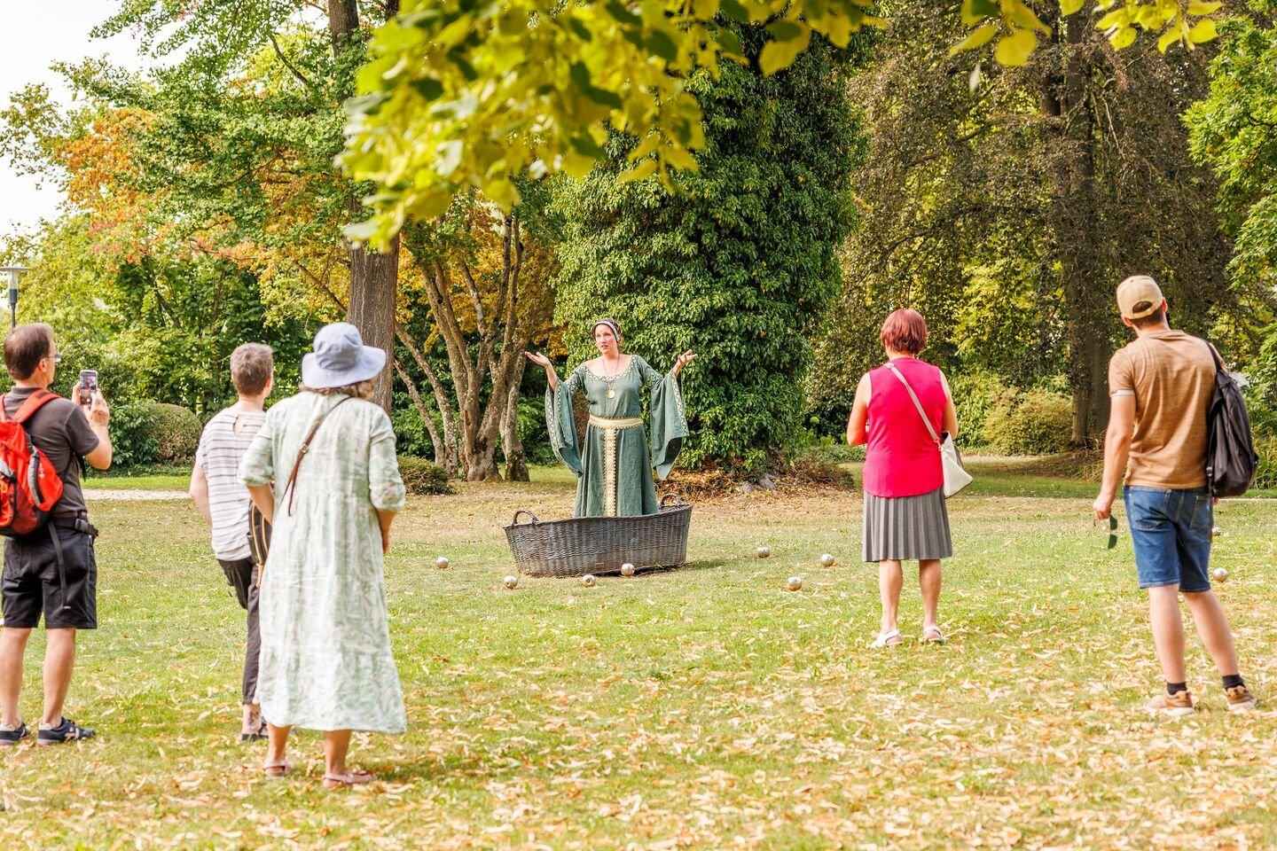 Singing: Historical city tour with Duchess Hadwig of Swabia