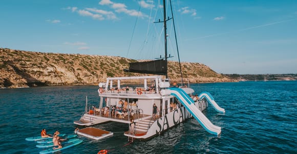 Mallorca: Premium-Katamaran-Tagesausflug mit Essen, Schwimmstopp und VIP-Bereich-Option