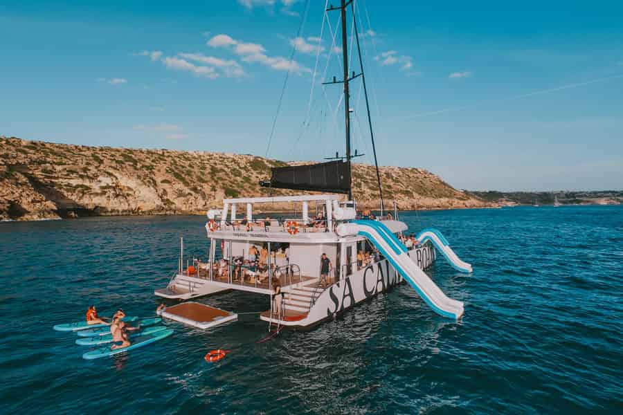 Mallorca: Premium-Katamaran-Tagesausflug mit Essen, Schwimmstopp und VIP-Bereich-Option. Foto: GetYourGuide Mallorca: Premium-Katamaran-Tagesausflug mit Essen, Schwimmstopp und VIP-Bereich-Option. Foto: GetYourGuide