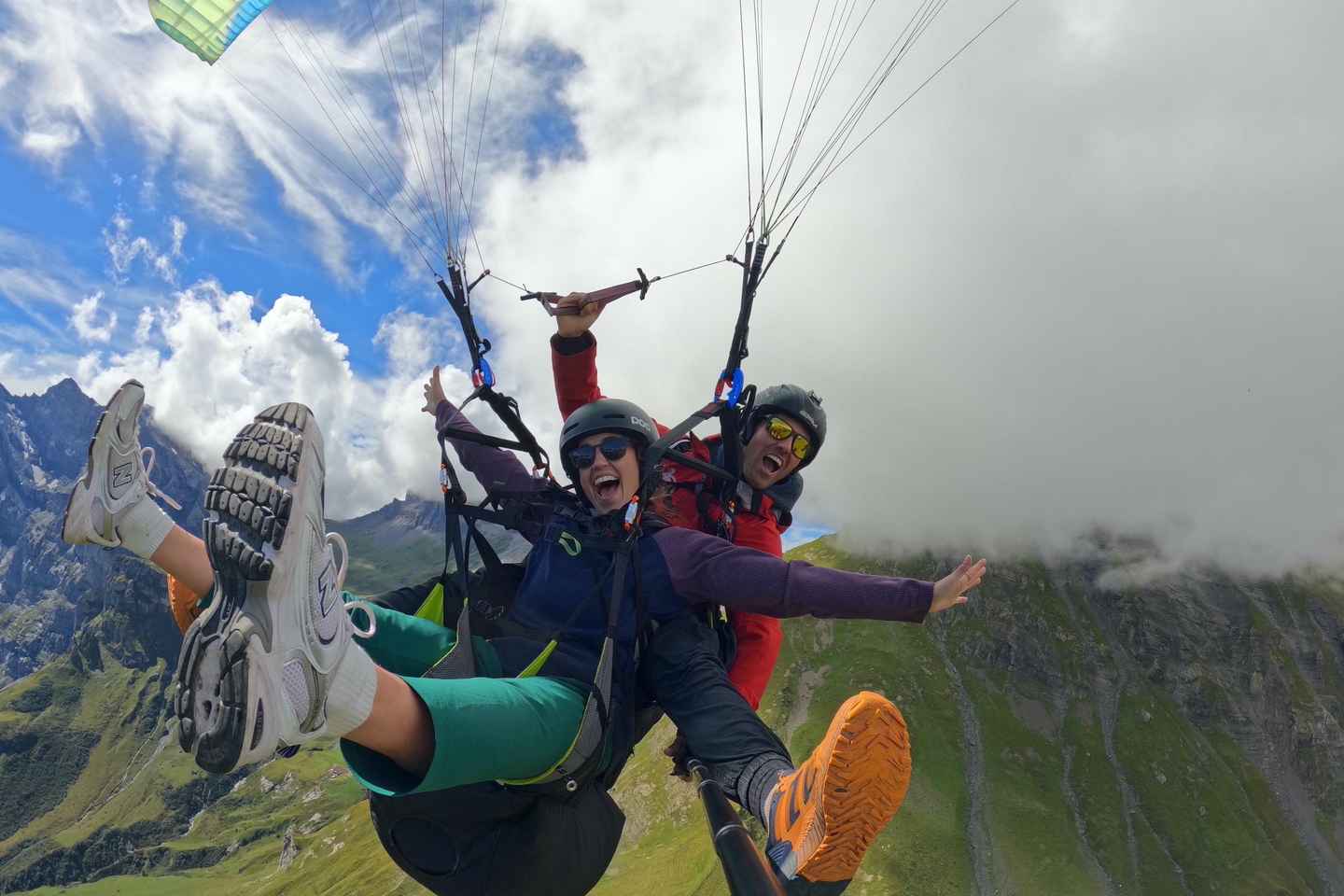 缪伦：全景滑翔伞双人体验

- 惊险刺激的滑翔伞飞行，俯瞰缪伦壮丽全景
- 亲身感受悬空飞行，尽享无与伦比的自由与美景
- 绝佳的高空视角，让您体验如猛禽般翱翔
- 专业教练陪同，保证您的安全与愉悦
- 畅游阿尔卑斯山脉，解锁不一样的旅行体验

关键词：缪伦、滑翔伞、全景飞行、双人体验、阿尔卑斯山