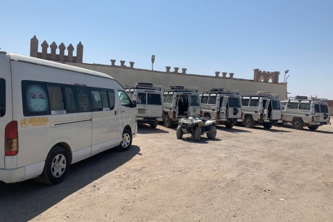 Woestijntour: quadrit, diner, zonsondergang, kamelenritTour met ophaalservice vanuit Hurghada, in de stad