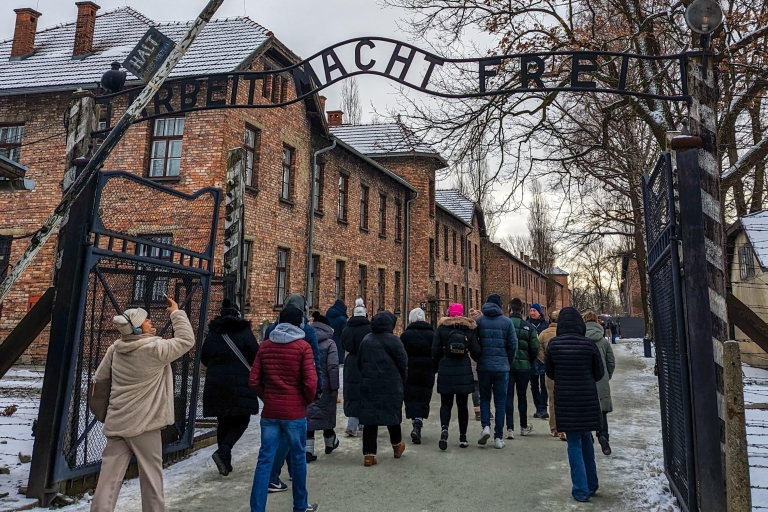 Z Krakowa: zwiedzanie Auschwitz-Birkenau z przewodnikiemWycieczka z przewodnikiem w języku angielskim z odbiorem z hotelu