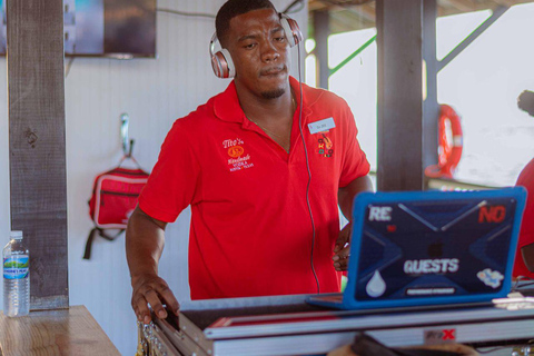 Montego Bay : Poko Loko Floating Bar Island Chill TourMontego Bay : Excursion détente sur l&#039;île du bar flottant Poko Loko