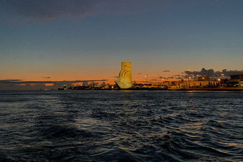 Lisboa: Crucero en barco por la ciudad de día/atardecer/noche con champán