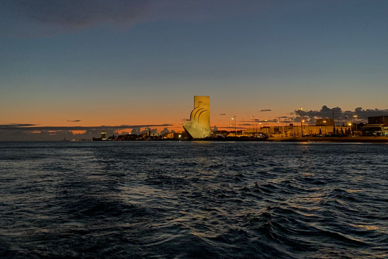 Lisboa: Crucero en barco por la ciudad de día/atardecer/noche con champán