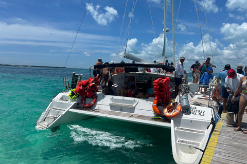 Cancún: Isla Mujeres Catamaran Tour met snorkelen en buffetRondreis vanuit Cancún