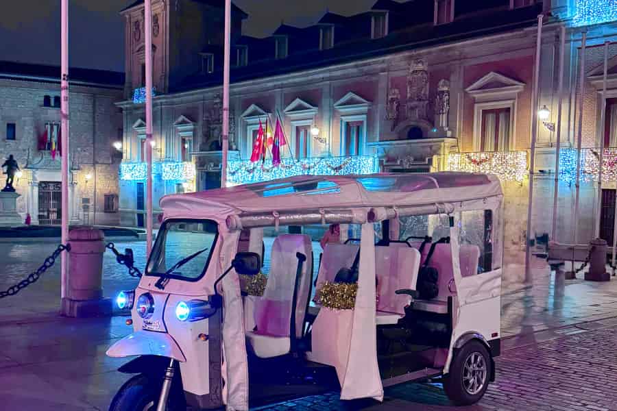 Madrid: Private Weihnachtslichter-Tour im Tuk Tuk im Rhythmus von Weihnachtsliedern. Foto: GetYourGuide