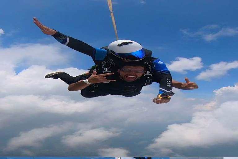 Spectacular skydiving from Medellin