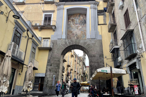 Nápoles: Palacios Históricos Arte urbano Tour a pie enogastronómico