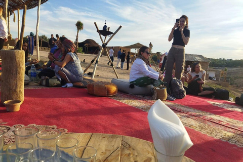 Dinnershow bij zonsondergang en kamelentocht in de Agafay-woestijn