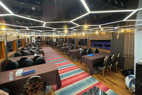 迪拜河阿拉伯独桅帆船巡游、小型游艇码头表演、自助餐和饮料选项迪拜河游船+晚餐+现场舞蹈表演（不含接送服务）