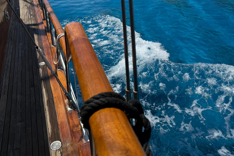 Lampedusa: Elegante tour in barca di un giorno con pranzo a bordoTour condiviso
