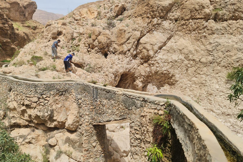 Muscat: Fins View, Wadi Jahal & Bimmah Tour