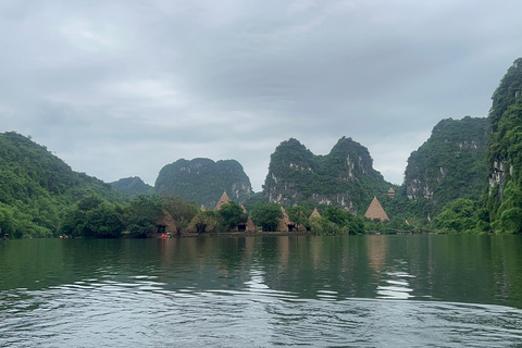 Ninh Bình: Bai Dinh, Trang An en Mua Cave dag privétourNinh Bình: Bai Dinh, Trang An en Mua Cave op de motor