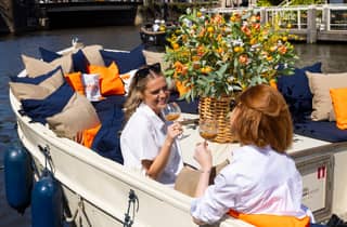 Amsterdam: Luxuriöse private Bootstour inkl. kostenlosem Shot & Snack