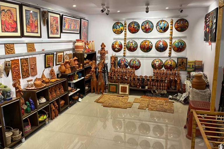 Exclusieve winkelrondleiding in Delhi met gids en transfersDelhi Cottage Emporium Shopping Tour