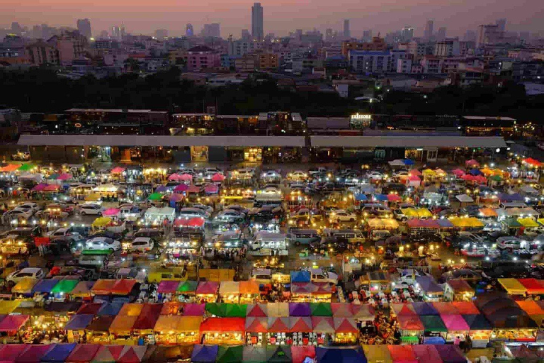 Kolkata: Night Tour with Light Show, Food, and Shopping