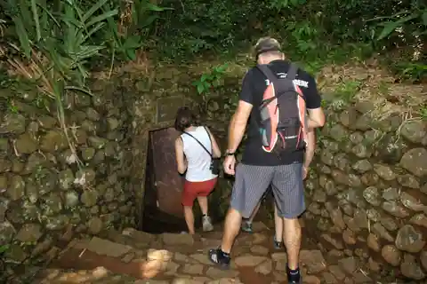 Phong Nha/Dong Hoi: DMZ Quang Tri, Vinh Moc Tunnels, Hue