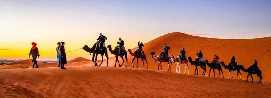 Merzouga : nuit dans un camp de luxe avec dîner et balade à dos de chameau.