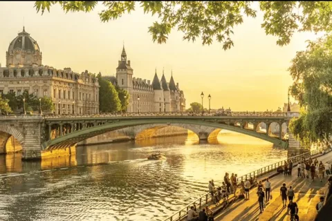 Tour a pie por Monmarte y experiencia en una perfumería francesa