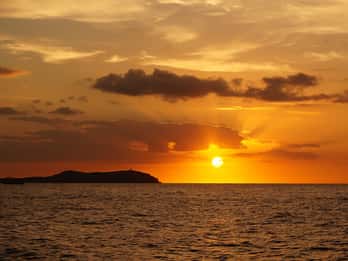 Ibiza: Excursión en barco al atardecer con snorkel, kayak y bebidas