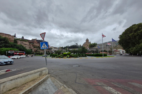 Tbilisi: tour a piedi serale della città vecchiaTbilisi: tour a piedi serale nella città vecchia