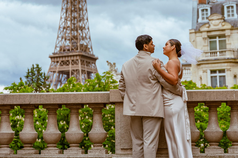 Paris: Eiffel Tower Street Photoshoot Paris: Eiffel Tower 15m Photoshoot - 5 Photos