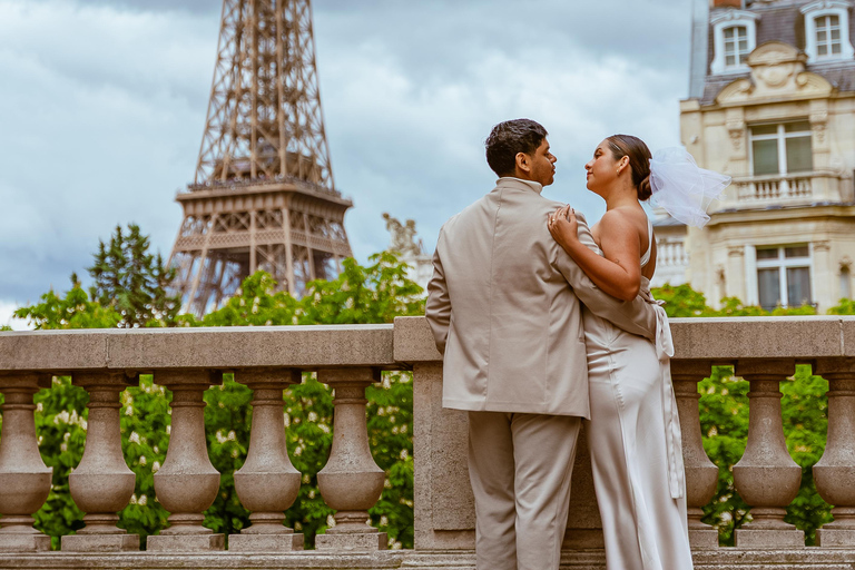 Paris: Eiffel Tower Street Photoshoot Paris: Eiffel Tower 15m Photoshoot - 5 Photos